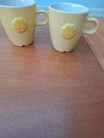 Twee gele Douwe Egberts mokken, Huis en Inrichting, Keuken | Servies, Ophalen