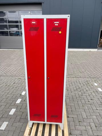 5x Nette 2-deurs Overtoom lockerkast (Rood) Met sleutels beschikbaar voor biedingen