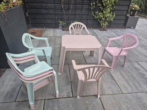 Kinderstoel(stapelbaar) kunststof  + tafel, Kinderen en Baby's, Kinderstoelen, Zo goed als nieuw, Overige typen, Ophalen