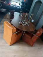 Grote mango houten tafel en 4 leren stoelen op wielijes, Huis en Inrichting, Complete inboedels, Ophalen