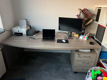 Ruim bureau met ladeblok | Directeur bureau | buro beschikbaar voor biedingen