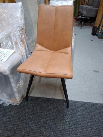 4 Nieuwe stoelen, Cognac met zwarte poten, Artella Xooon beschikbaar voor biedingen