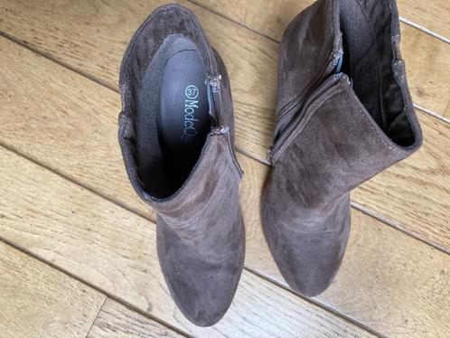 ZGAN Bruine laarsjes, maat 37 met dunne sledehak, 9 cm hoog, Kleding | Dames, Schoenen, Zo goed als nieuw, Lage of Enkellaarzen