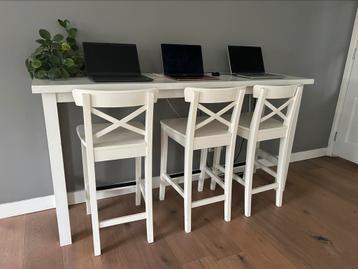 Hoge laptoptafel + 3 stoelen beschikbaar voor biedingen