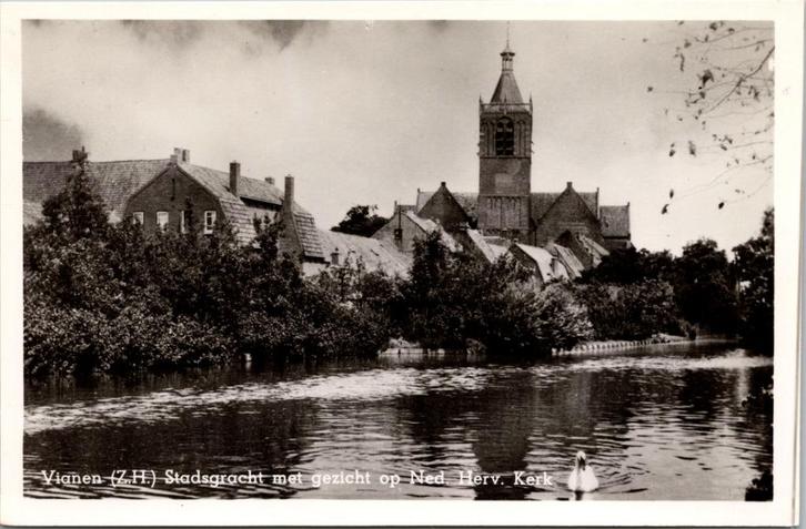 Vianen - Stadsgracht met gezicht op Ned. Herv. Kerk, Verzamelen, Ansichtkaarten | Nederland, Ongelopen, Utrecht, 1940 tot 1960
