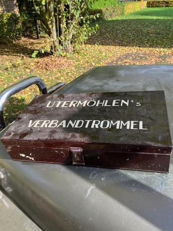 Vintage metalen verbandtrommel beschikbaar voor biedingen