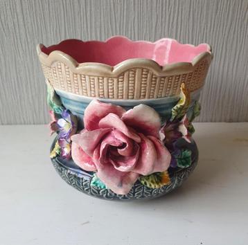  Antieke majolica bloempot met  roosapplicatie beschikbaar voor biedingen