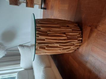 Unieke bijzettafel van houten takken met glasplaat beschikbaar voor biedingen