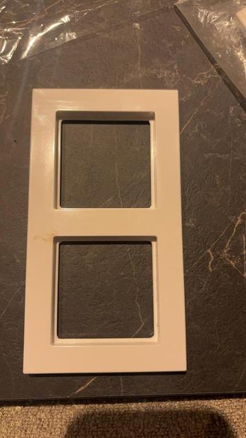 Afdekramen JUNG beschikbaar voor biedingen