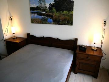 Bed met 2 nachtkastjes.