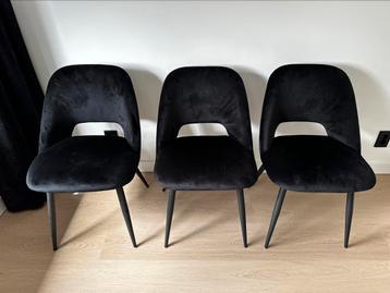 3 zwarte velvet stoelen beschikbaar voor biedingen