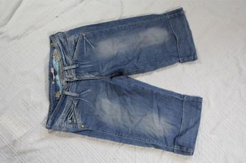 Stoere korte spijkerbroek.Leuk versierd.Mt S.Merk Roxy beschikbaar voor biedingen