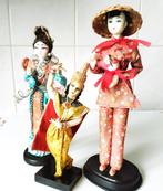 3 Dolls op houten voetstuk, Ophalen of Verzenden, Zo goed als nieuw