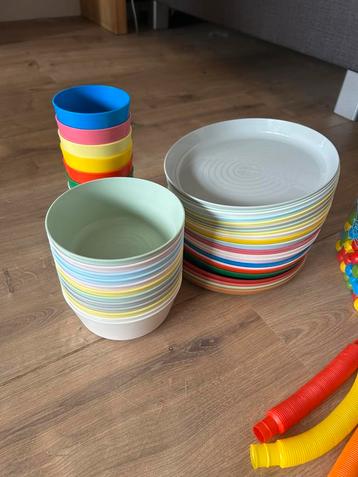 Diverse kinder spulletjes om te knutselen en eten beschikbaar voor biedingen