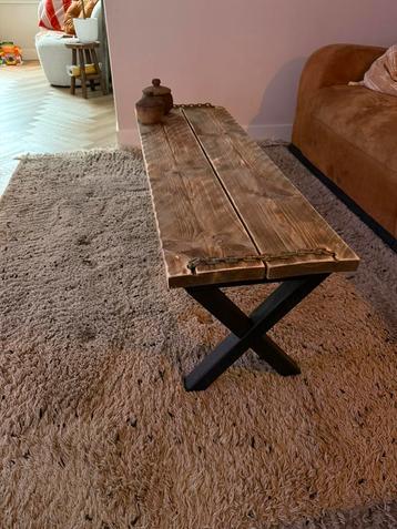 Salontafel met houten X-poten en stoere ketting. 120x40x41 beschikbaar voor biedingen