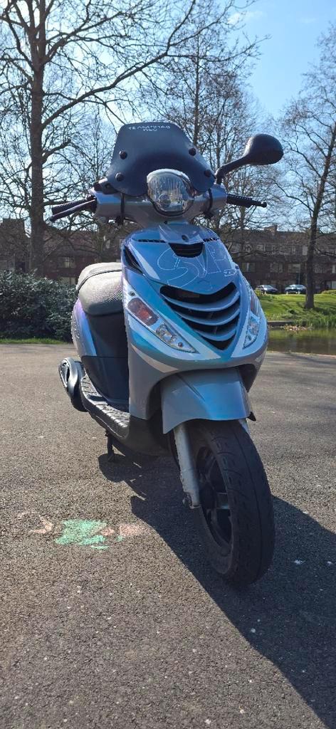 Piaggio zip 4t 2017 special, Fietsen en Brommers, Scooters | Piaggio, Zo goed als nieuw, Zip, Maximaal 45 km/u, Benzine, Ophalen
