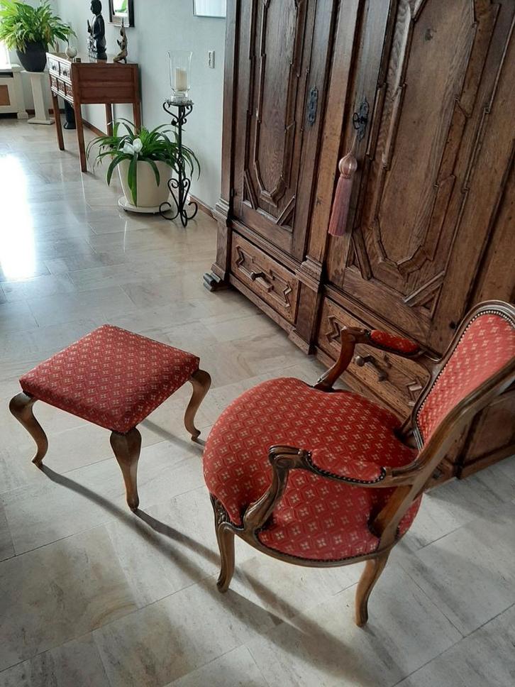 Queen Ann stoeltje. Met voetenbankje. Oud maar in nieuwstaat, Antiek en Kunst, Antiek | Meubels | Stoelen en Banken, Ophalen