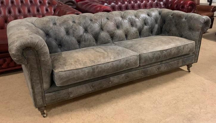 Prachtige Chesterfield Bank 3 Zits Grijs., Huis en Inrichting, Banken | Bankstellen, Gebruikt, Rechte bank, Driepersoons, 200 tot 250 cm