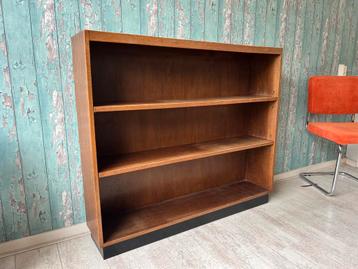 Oude houten boekenkast beschikbaar voor biedingen