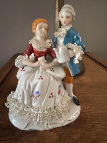 Vintage porseleinen romantisch beeldje van man en vrouw  beschikbaar voor biedingen