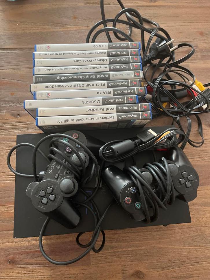 PlayStation 2 met 2 controllers en 10 games!, Spelcomputers en Games, Spelcomputers | Sony PlayStation 2, Gebruikt, Phat, Zwart