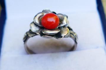 Antieke zilveren ring met bloed koraal beschikbaar voor biedingen