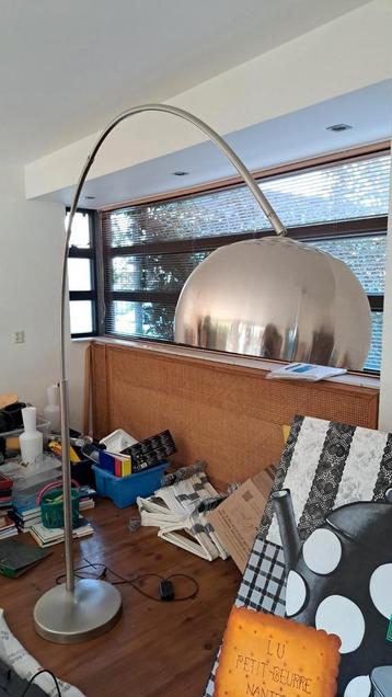 Ronde vloer lamp met boog - nieuwprijs 300 eur beschikbaar voor biedingen