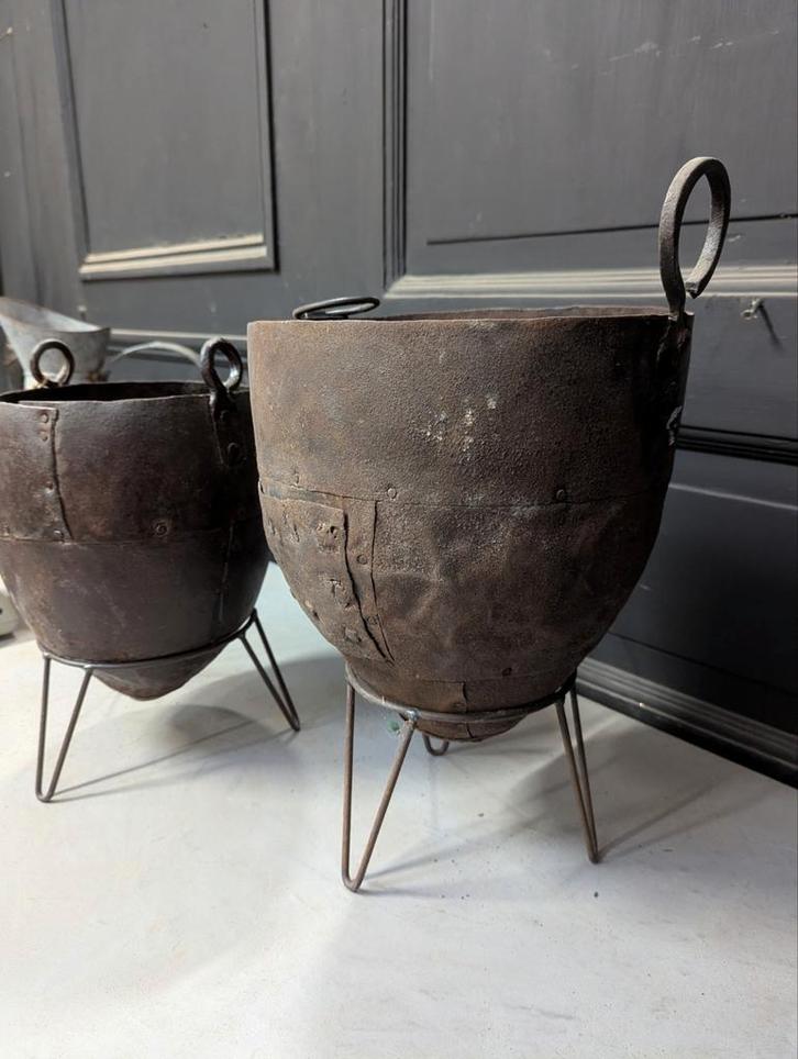 Antieke Chinese metalen potten op standaard - set, Antiek en Kunst, Antiek | Overige Antiek, Ophalen of Verzenden