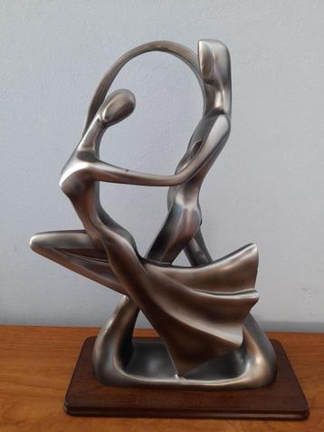 Beeldje dansers  beschikbaar voor biedingen