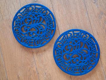 2 donkerblauwe metalen onderzetters van het merk WISH beschikbaar voor biedingen