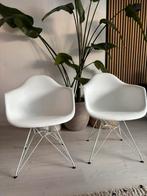 2 Witte Design Kuipstoelen, Ophalen, Kunststof, Gebruikt, Twee