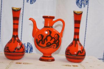 Oranje vazen stel beschikbaar voor biedingen