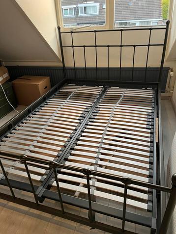 Tweepersoonbed in goede staat 140x200 cm (evt met matras) beschikbaar voor biedingen