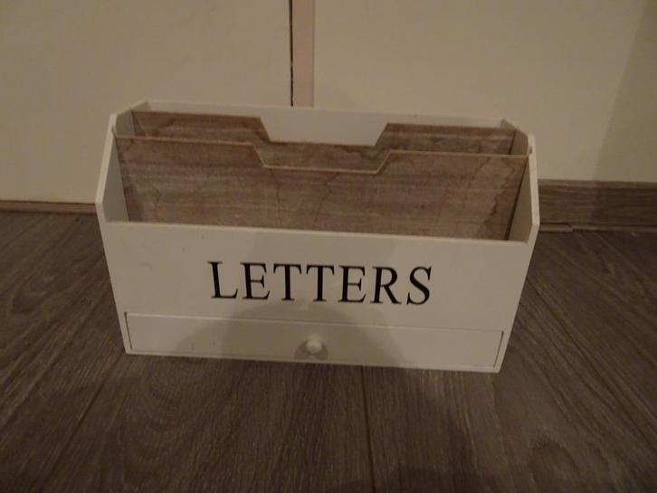 letterbox wit met hout R maison stijl, Huis en Inrichting, Woonaccessoires | Krantenbakken en Lectuurbakken, Zo goed als nieuw