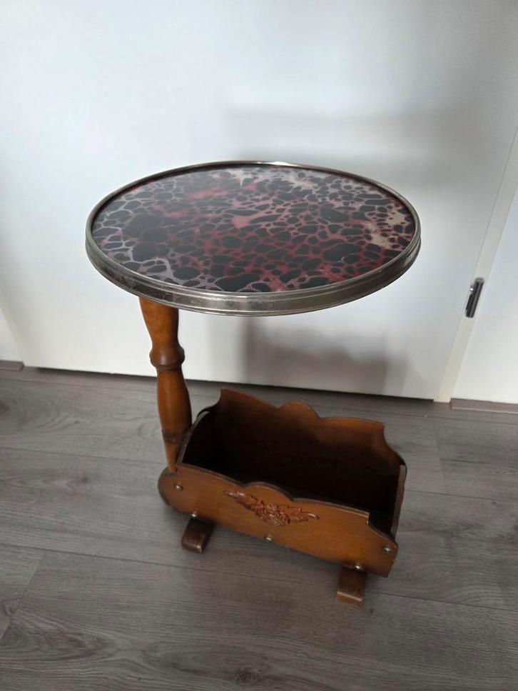 Oude bijzettafel met lektuurbak, Huis en Inrichting, Tafels | Bijzettafels, Gebruikt, Rond, 45 tot 60 cm, Minder dan 55 cm, Ophalen of Verzenden