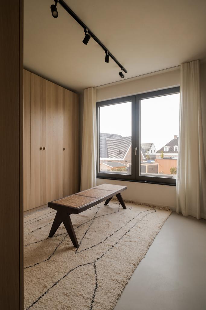 Rotan bankje donkerbruin hout – Japandi stijl, Huis en Inrichting, Tafels | Sidetables, Zo goed als nieuw, 25 tot 50 cm, 100 tot 150 cm