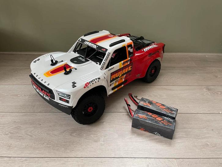Arrma Mojave 4S – in uitstekende staat 2050kv 6s esc, Hobby en Vrije tijd, Modelbouw | Radiografisch | Auto's, Zo goed als nieuw