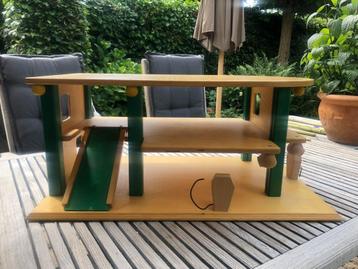 Houten speelgoed garage - 2 verdiepingen beschikbaar voor biedingen