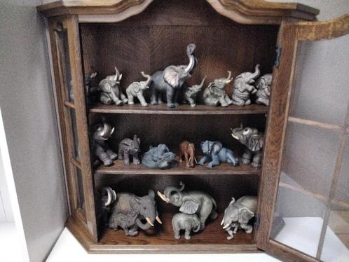 Vitrine kastje met sleutel Gevuld met oliefanten WEG IS WEG, Antiek en Kunst, Antiek | Meubels | Kasten, Ophalen