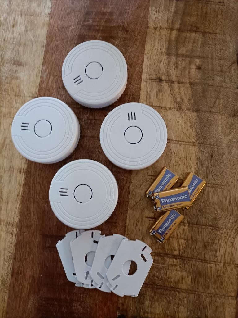 Vier elro rookmelders met bevestigingsplaat jes, Doe-het-zelf en Verbouw, Alarmsystemen, Gebruikt, Detector, Sensor of Melder