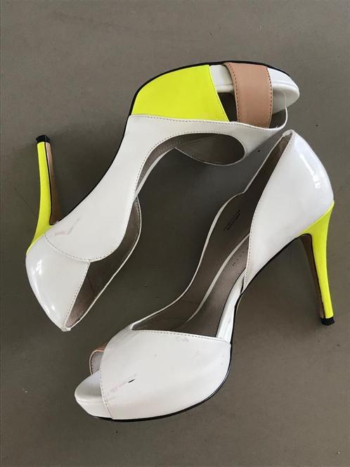 Charles & Keith wit neon pumps - 38, Kleding | Dames, Schoenen, Zo goed als nieuw, Pumps, Wit, Ophalen of Verzenden