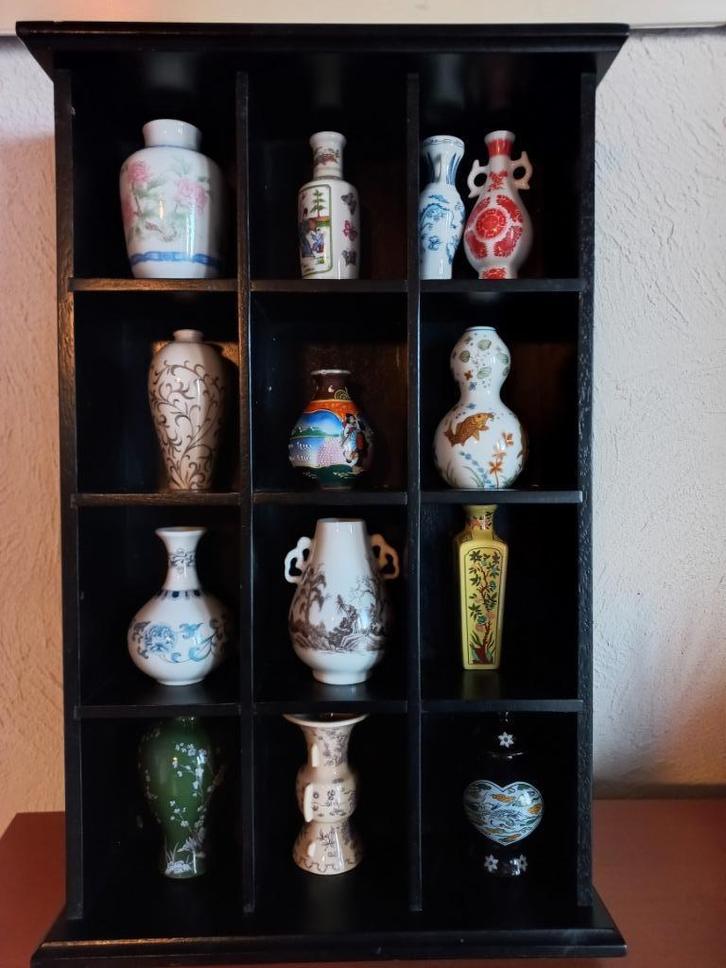 Miniatuurvaasjes Japans 13 st in sierkastje, Antiek en Kunst, Curiosa en Brocante, Ophalen of Verzenden