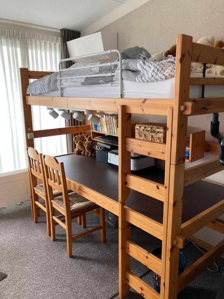 Grenen hoogslaper met groot bureau en 2 stoelen, Huis en Inrichting, Slaapkamer | Stapelbedden en Hoogslapers, Gebruikt, Hoogslaper