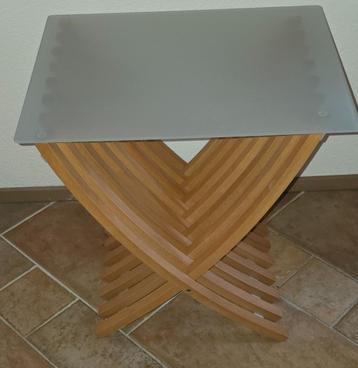 (Inklapbaar) bijzettafel van hout en glas beschikbaar voor biedingen