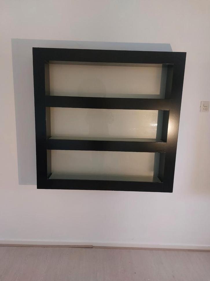 Zwarte houten wandkast met glas en LED verlichting, Huis en Inrichting, Woonaccessoires | Wandplanken en Boekenplanken, Gebruikt