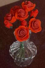 Miniatuur glazen vaasje met rode kleiroosjes 1:12, Verzamelen, Poppenhuizen en Toebehoren, Ophalen of Verzenden, Zo goed als nieuw