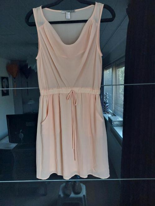 Feestelijk en zomers jurkje van LOVE21 in zalmroze MAAT S, Kleding | Dames, Jurken, Zo goed als nieuw, Maat 36 (S), Overige kleuren