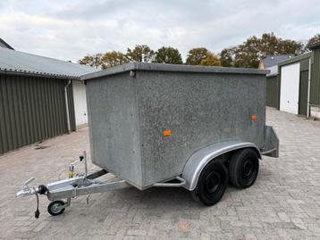 Gesloten dubbelasser aanhangwagen beschikbaar voor biedingen