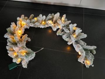 Nieuwe besneeuwde guirlande met lampjes beschikbaar voor biedingen