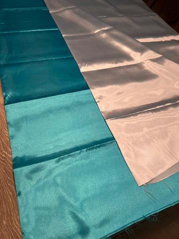 2x satijn blauw stof / 150cm x 150cm beschikbaar voor biedingen
